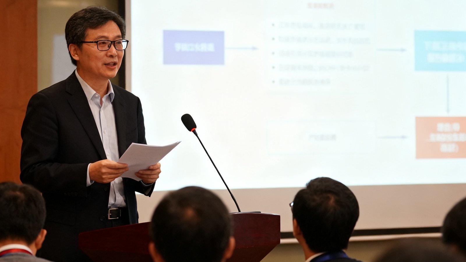DB视讯CTO林雪梅博士，戴眼镜，在学术会议讲台上发表演讲